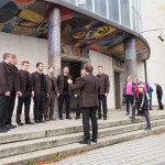 Die Besucher der Messe freuten sich über die Lieder, die der Chor danach beim Kircheneingang noch präsentierte.
