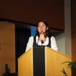 Hanna Natmessnig begleitet den Chor als Sprecherin und am Klavier