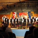 Stimmgabel übernommen: Chorleiter-Stellvertreter Joseph Unterlerchner bei "Singt ana a karntrisches Liadle"