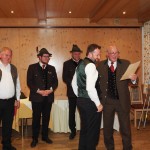 Martin Prettner erhält die Ehrenurkunde vom Kärntner Sängerbund.